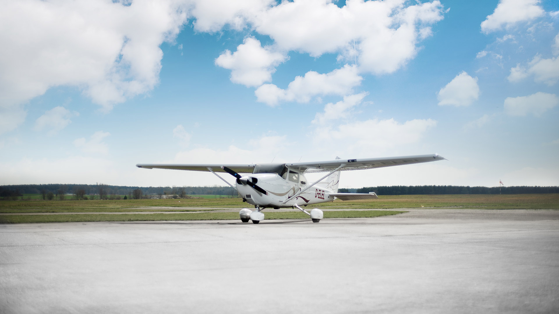 Cessna 172SP von AEROTOURS auf dem Vorfeld in Strausberg.