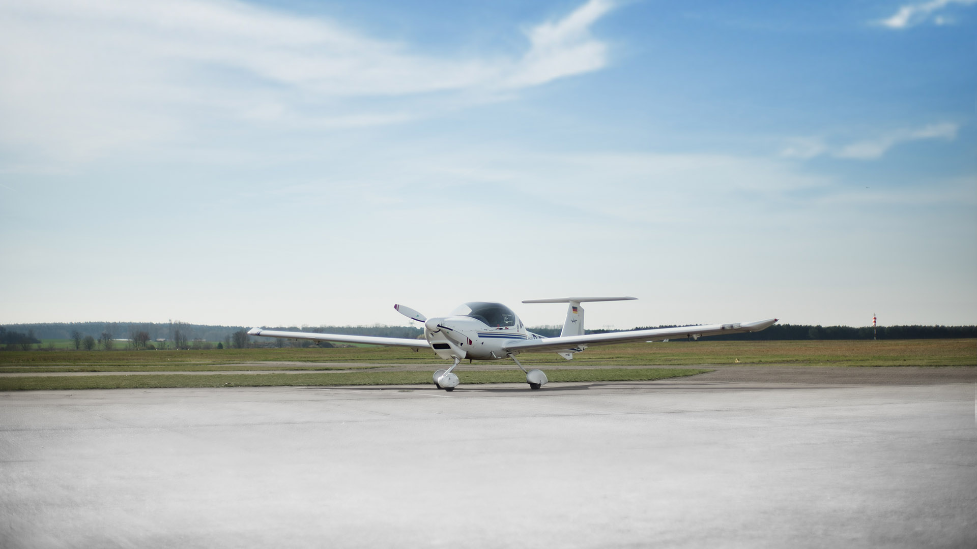 Diamond DA20 von AEROTOURS auf dem Vorfeld in Strausberg.