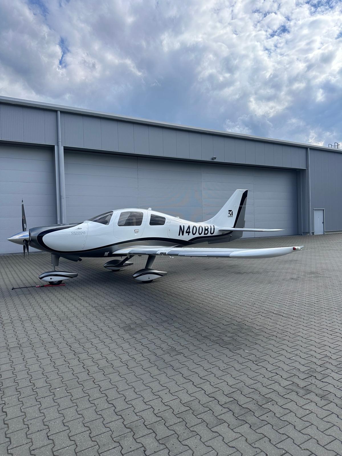 Cessna Corvalis TT vor dem Hangar in Schönhagen.
